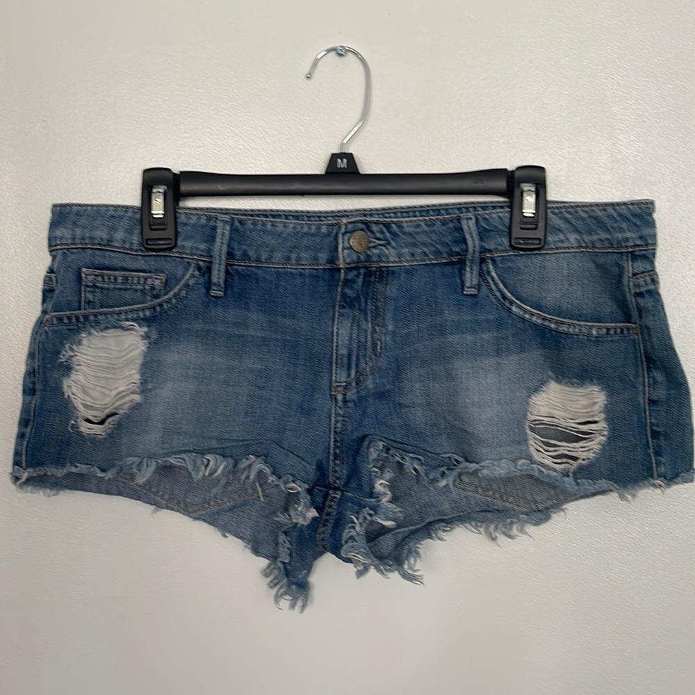 Guess low waisted daisy duke jean shorts size 30 frayed hem pre-loved💛